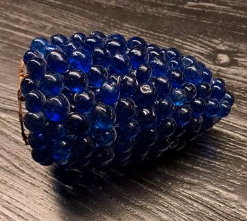 Blauw glazen druiventros beschikbaar voor biedingen