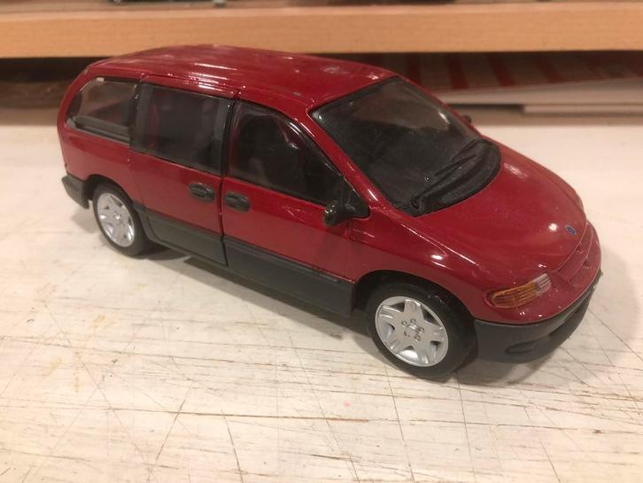 1:24 Opruiming Chrijsler Voyager Bus Maisto B. Rood, Hobby en Vrije tijd, Modelauto's | 1:24, Gebruikt, Bus of Vrachtwagen, Maisto