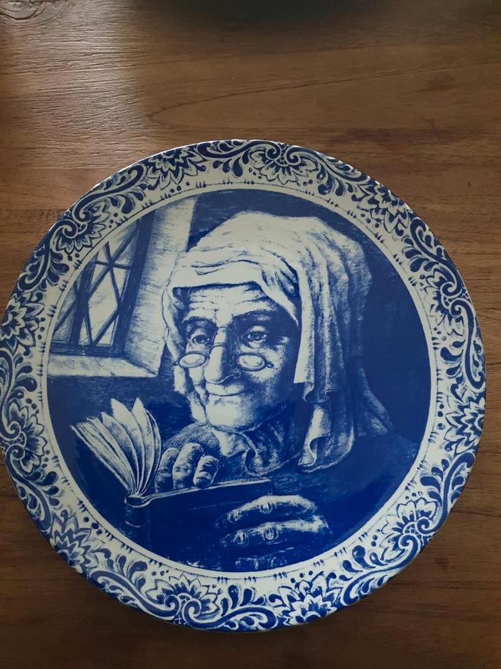 Delfts Blauw Bord - Lezende Vrouw, Antiek en Kunst, Antiek | Wandborden en Tegels, Ophalen of Verzenden