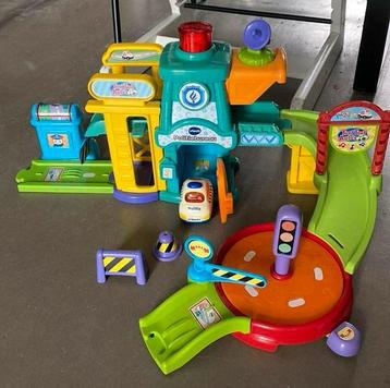 VTech Toet Toet auto; Politiebureau met Piet Politie beschikbaar voor biedingen