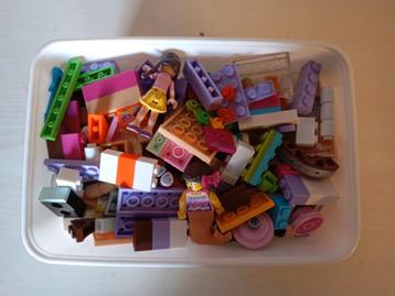 Bakje met inhoud van aantal setjes lego beschikbaar voor biedingen