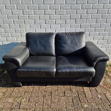 Zwarte leren tweezitsbank beschikbaar voor biedingen