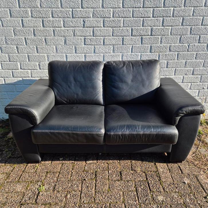 Zwarte leren tweezitsbank, Huis en Inrichting, Banken | Bankstellen, Zo goed als nieuw, Rechte bank, Tweepersoons, 150 tot 200 cm