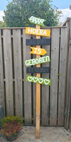 Te huur: wegwijzer geboortebord, Ophalen, Zo goed als nieuw, Geboortebord