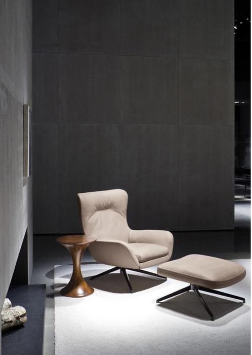 Minotti Jensen Lounge Chair + Ottoman in premium leder Sand, Huis en Inrichting, Banken | Voetenbanken en Poefen, Leer, Metaal