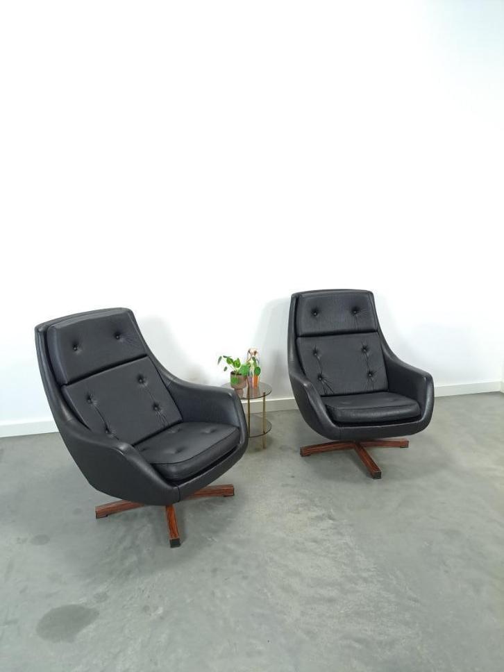 Zwarte skai kunstleder draaifauteuil uit Zweden vintage, Huis en Inrichting, Fauteuils, Gebruikt, Metaal, Overige materialen, Ophalen of Verzenden