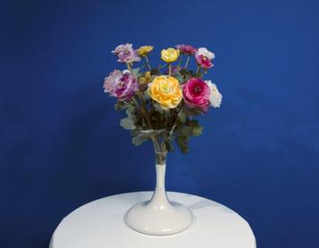 Glazen vaas met Kunstbloemen beschikbaar voor biedingen