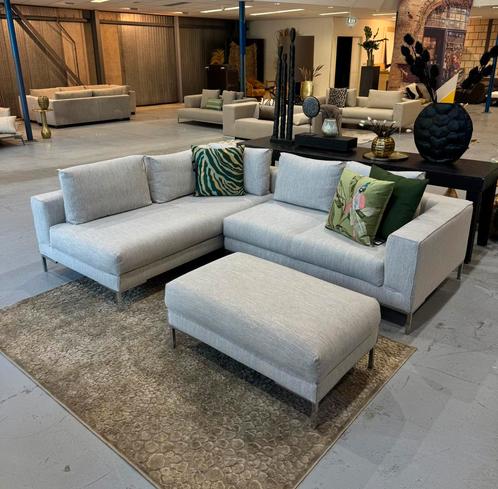 Design On Stock Aikon NIEUWSTAAT, Huis en Inrichting, Banken | Bankstellen, Zo goed als nieuw, Stof, Ophalen of Verzenden