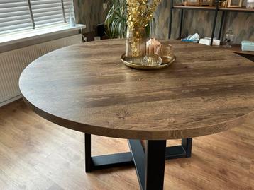 Mooie Ronde Eettafel beschikbaar voor biedingen