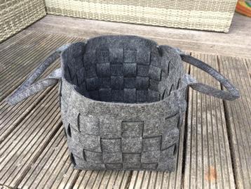 Mand van grijs gevlochten vilt. beschikbaar voor biedingen
