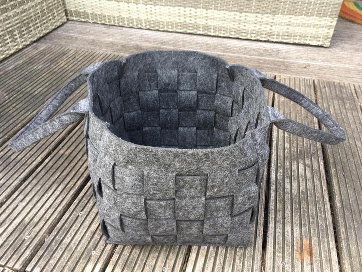 Mand van grijs gevlochten vilt., Huis en Inrichting, Woonaccessoires | Schalen en Manden, Nieuw, Mand, Vierkant, Kunststof, Ophalen of Verzenden