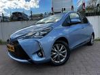 Toyota Yaris 1.5 Hybrid Design Sport/AUTOMAAT/NAVI/CAMERA/CR, Gebruikt, 4 cilinders, Blauw, Parkeercamera