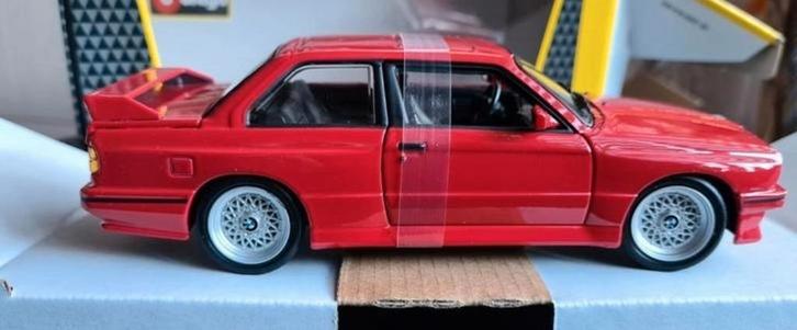 Bburago BMW 3 series M3 E30 1988 rood/wit of zwart 1:24 new, Hobby en Vrije tijd, Modelauto's | 1:24, Nieuw, Auto, Bburago, Ophalen of Verzenden