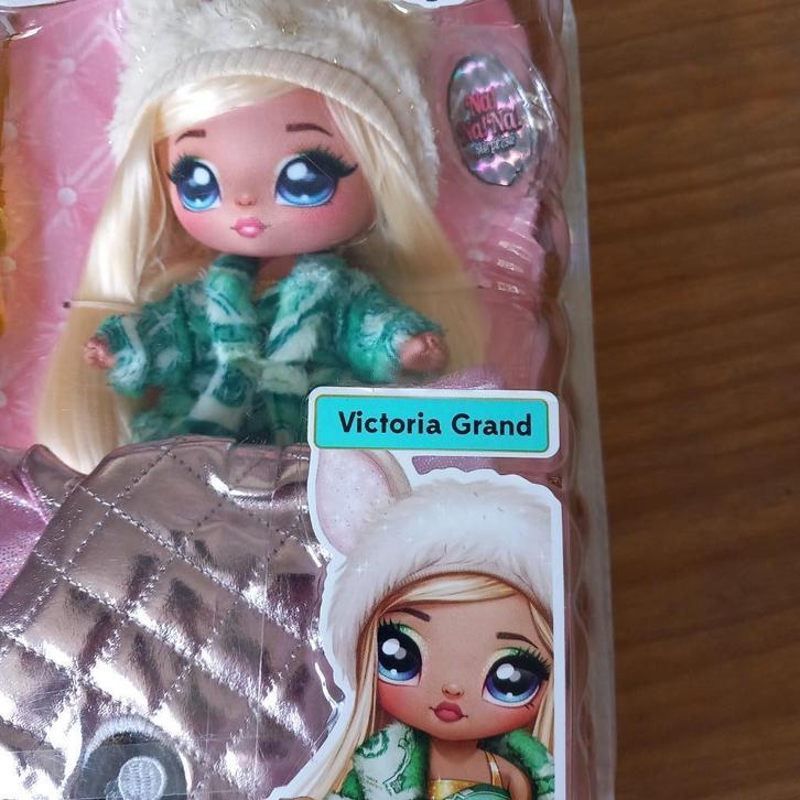 Victoria Grand, een zachte Na! Na! Na! Surprise pop nieuw, Kinderen en Baby's, Speelgoed | Poppen, Zo goed als nieuw, Babypop
