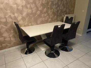 Meubelset beschikbaar voor biedingen