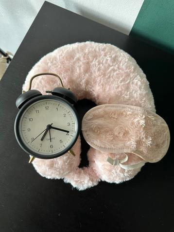 Slaap set met wekker, (reis)kussen en slaapmasker beschikbaar voor biedingen