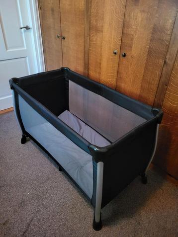 Stevig campingbed / reisledikant zwart merk KEES beschikbaar voor biedingen