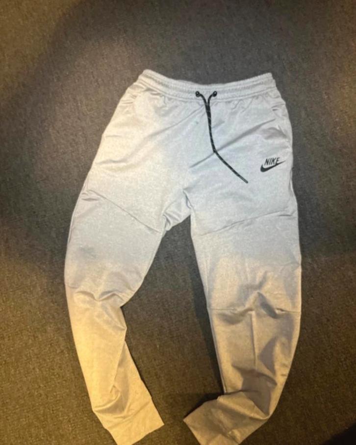 Nike Tech Fleece Set - Grijs, Kleding | Heren, Sportkleding, Nieuw, Algemeen, Maat 48/50 (M), Grijs, Ophalen