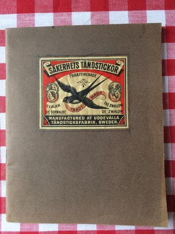Oud schriftje met ingeplakte luciferdoosjes emblemen anno 19 beschikbaar voor biedingen