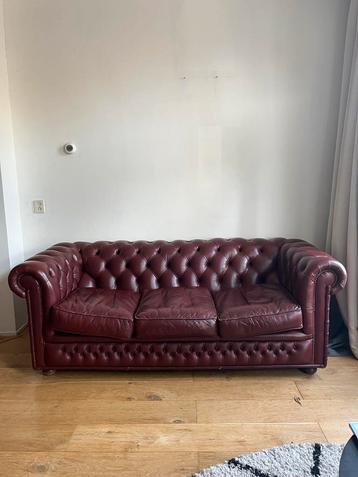 Klassieke leren chesterfield bank beschikbaar voor biedingen