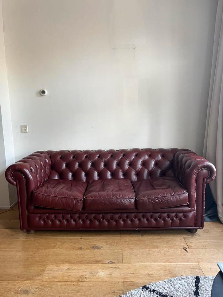 Klassieke leren chesterfield bank, Huis en Inrichting, Banken | Bankstellen, Gebruikt, Rechte bank, Driepersoons, 200 tot 250 cm
