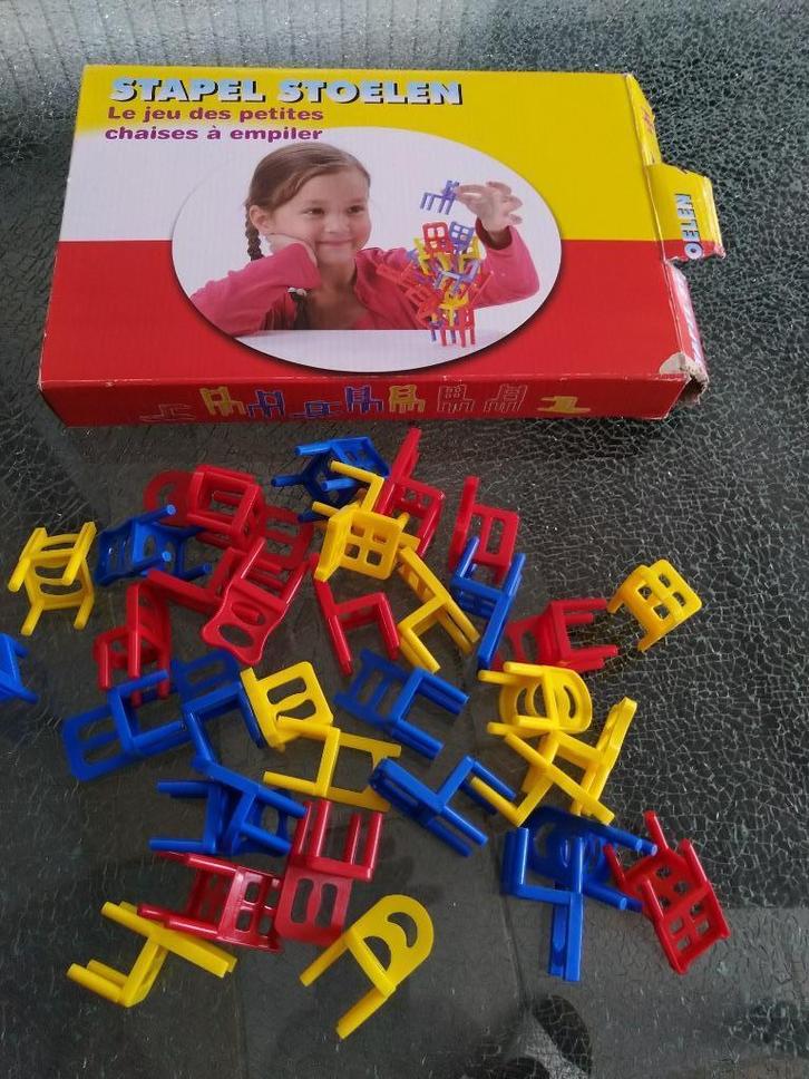 Te koop aangeboden: Gezelschapsspel Stapelstoelen , Hobby en Vrije tijd, Gezelschapsspellen | Bordspellen, Gebruikt, Drie of vier spelers