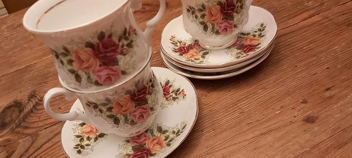 4 Pink Roses Fine Bone China Kop en Schotels, Huis en Inrichting, Keuken | Servies, Zo goed als nieuw, Kop(pen) en/of Schotel(s)