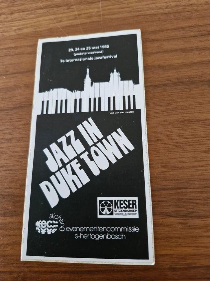 2651 Sticker Jazz in Duketown 1980 - Zeldzaam Aandenken!, Verzamelen, Stickers, Gebruikt, Ophalen of Verzenden