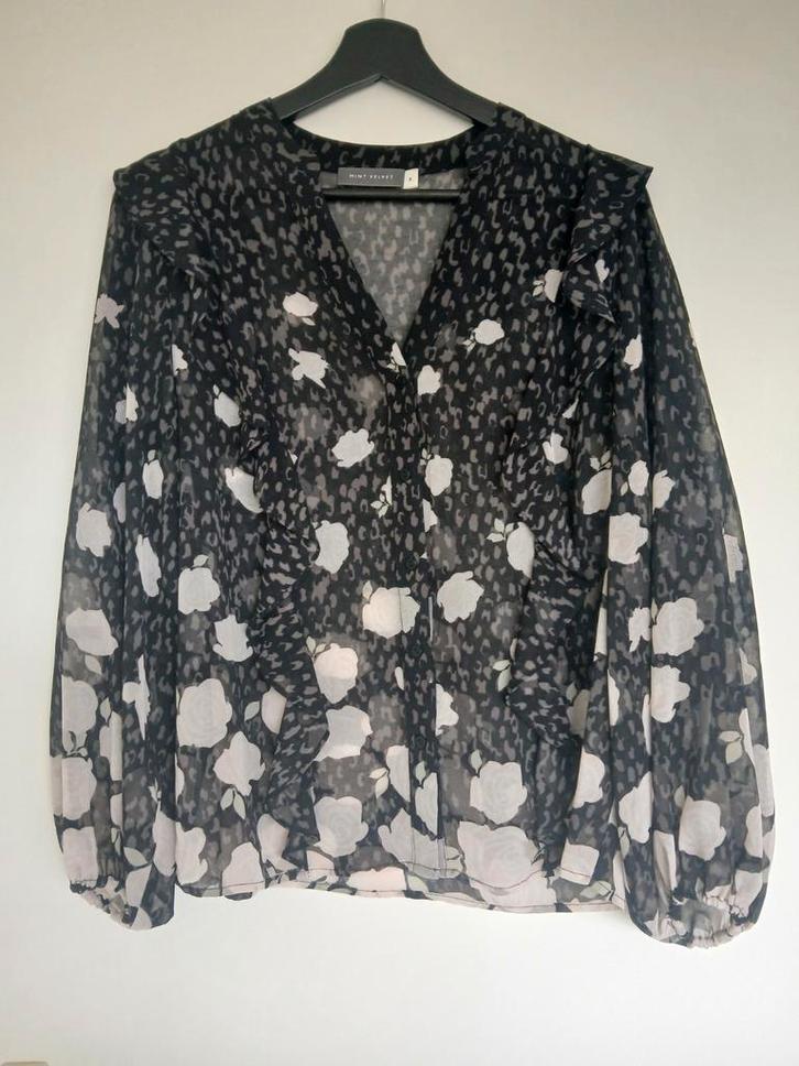 Zwarte blouse met bloemen en luipaardprint - maat S, Kleding | Dames, Blouses en Tunieken, Zo goed als nieuw, Maat 36 (S), Zwart