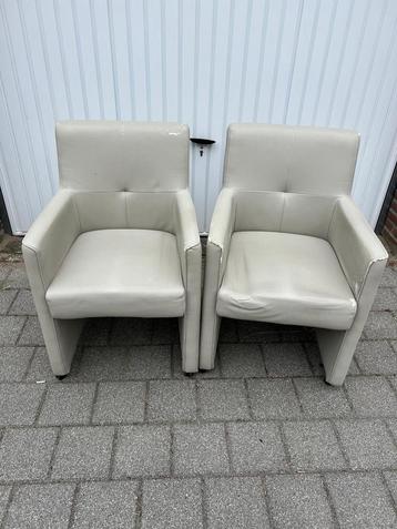 GRATIS 2 grijze stoelen beschikbaar voor biedingen