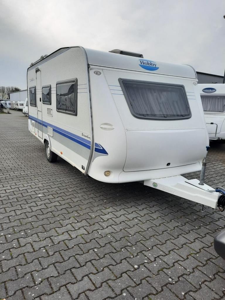 Hobby De Luxe easy 495 - Stapelbed, Voortent & Luifel!, Standaardzit, Hobby, 5 tot 6 meter, Omvormbare zithoek