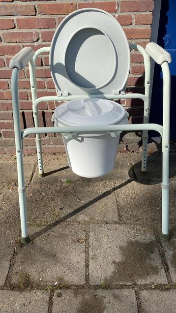 Postoel met emmer en deksel, teab beschikbaar voor biedingen