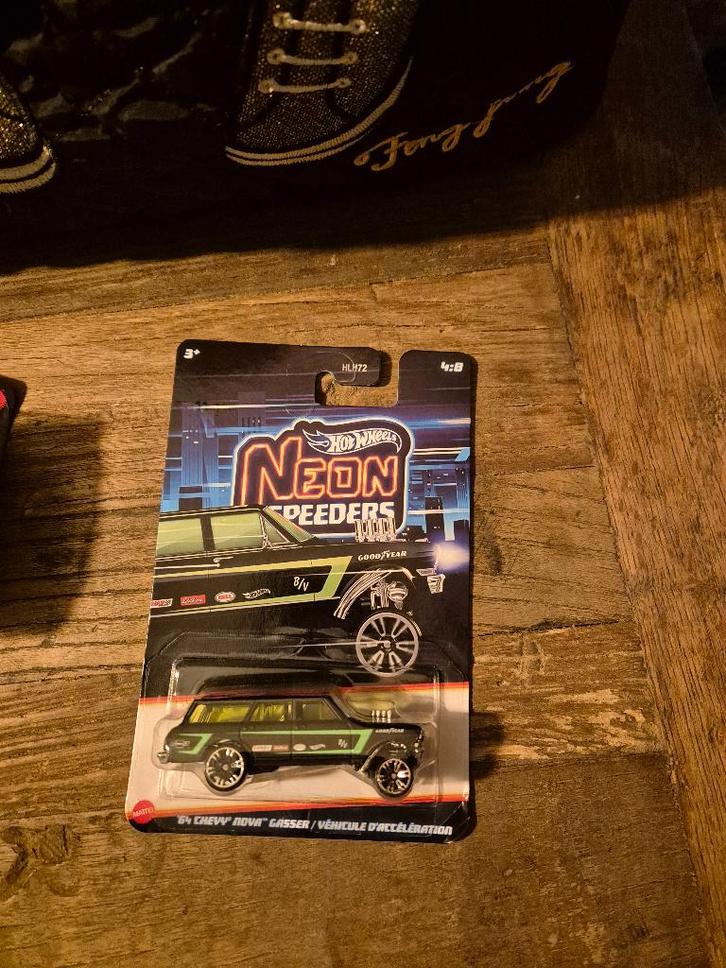 Hot Wheels neon speeders '64 chevy nova gasser, Hobby en Vrije tijd, Modelauto's | Overige schalen, Nieuw, Auto, Ophalen of Verzenden