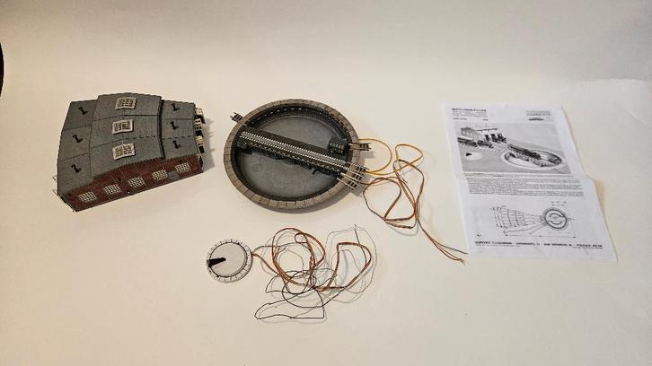 N spoor Fleishmann 9152 draaischijf met N 9475 loods, Hobby en Vrije tijd, Modeltreinen | N-Spoor, Gebruikt, Locomotief, Gelijkstroom of Wisselstroom