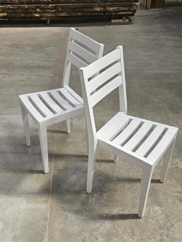 Leuke houten stoelen beschikbaar voor biedingen
