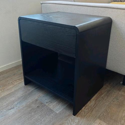 sweeek nachtkastje zwart met lade en plank, Huis en Inrichting, Slaapkamer | Nachtkastjes, Nieuw, Minder dan 45 cm, Ophalen