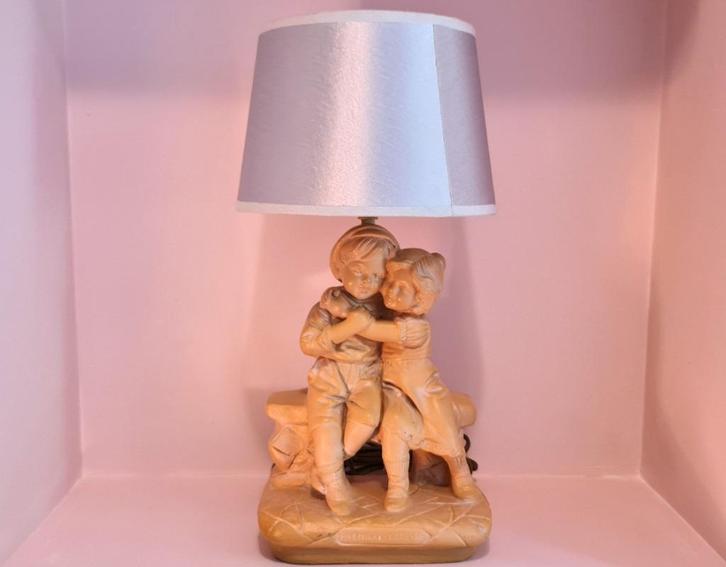Franse tafellamp met jongen en meisje in omhelzing, Huis en Inrichting, Lampen | Tafellampen, Gebruikt, Minder dan 50 cm, Overige materialen