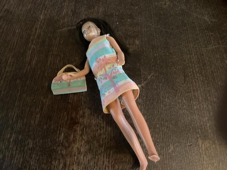 Skipper, vintage, met knikkende benen met tasje, Kinderen en Baby's, Speelgoed | Poppen, Gebruikt, Barbie, Ophalen of Verzenden