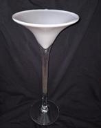 Schitterende vaas op voet, glas, Wit, Ophalen of Verzenden, Minder dan 50 cm, Glas