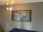 Wereldkaart staalplaat in sloophout lijst 78x148, Huis en Inrichting, Ophalen, Zo goed als nieuw