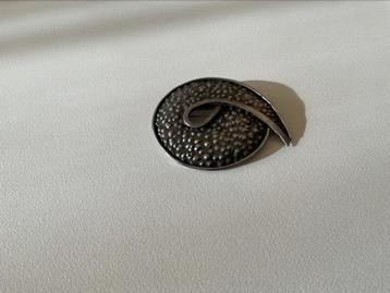 Grote broche beschikbaar voor biedingen