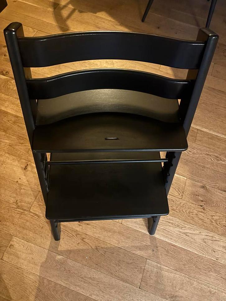 Stokke Tripp Trapp kinderstoel - Zwart, Kinderen en Baby's, Kinderstoelen, Zo goed als nieuw, Meegroeistoel, Aanschuifbaar, Ophalen