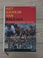 Het Geheim van Raleigh - Wielerploeg Biografie, Boeken, Sportboeken, Ophalen of Verzenden, Zo goed als nieuw, Joop Holthausen