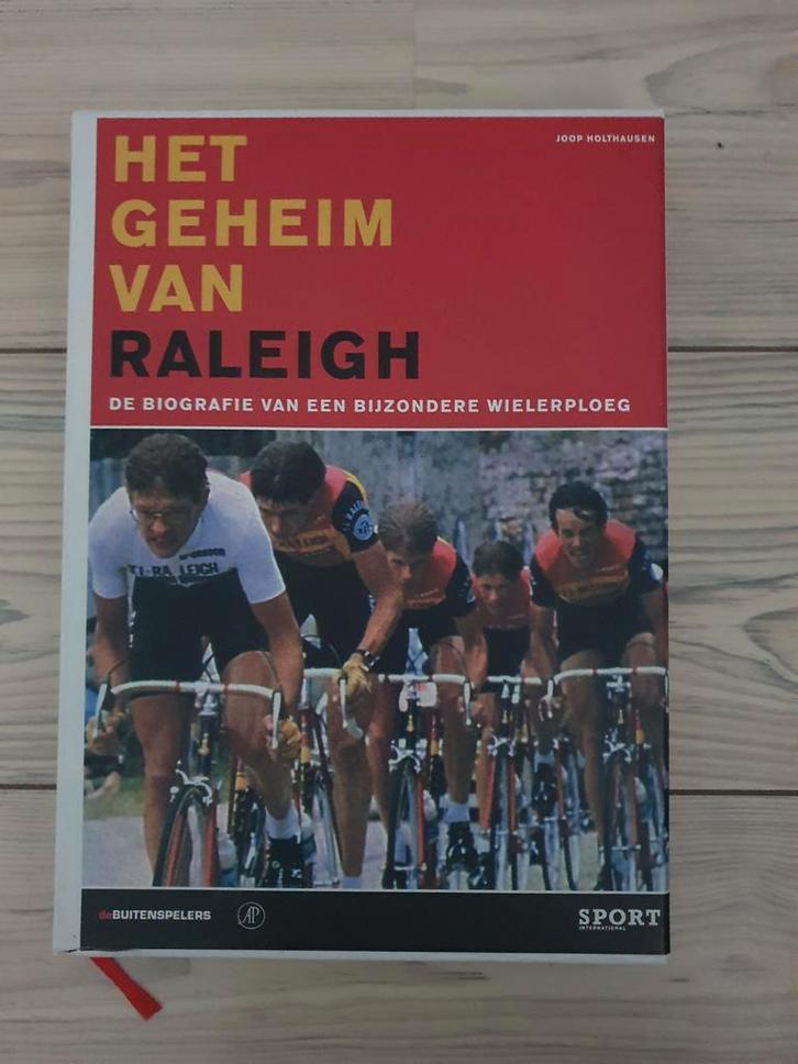 Het Geheim van Raleigh - Wielerploeg Biografie, Boeken, Sportboeken, Zo goed als nieuw, Lopen en Fietsen, Ophalen of Verzenden