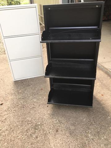 2 schoenen kasten 1 zwarte en 1 witte beschikbaar voor biedingen