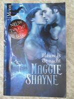 Blauw is de nacht - Maggie Shayne - boek, Ophalen of Verzenden, Zo goed als nieuw, Maggie Shayne