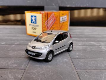 Peugeot 107 phase 1 3-deurs 2005-2008 zilvergrijs 1/43 Norev beschikbaar voor biedingen