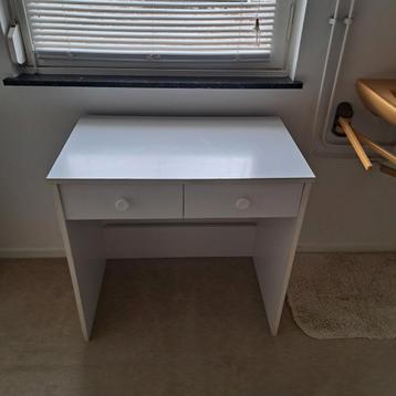 Wit tafeltje met lades beschikbaar voor biedingen