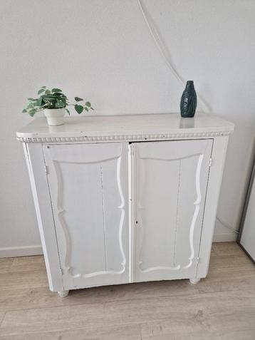 Vintage kastje beschikbaar voor biedingen