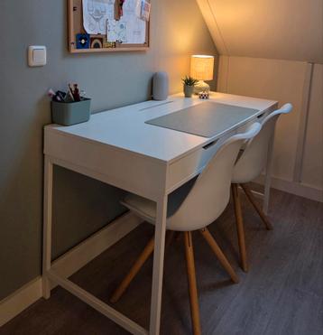 Wit Ikea bureau.